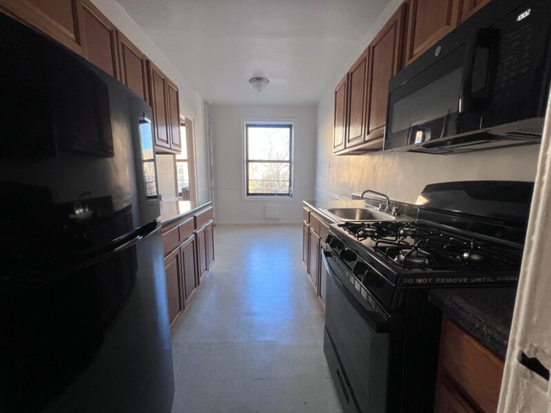 2084 Bronx Park East