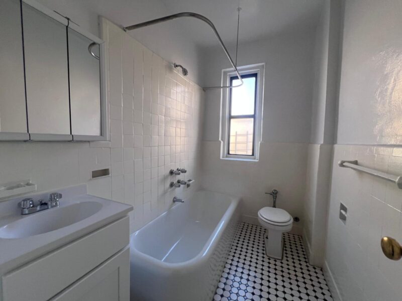 2084 Bronx Park East